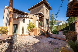 Xalet a Barrio de la Vega. Gran casa con piscina en colinas bermejas, monachil