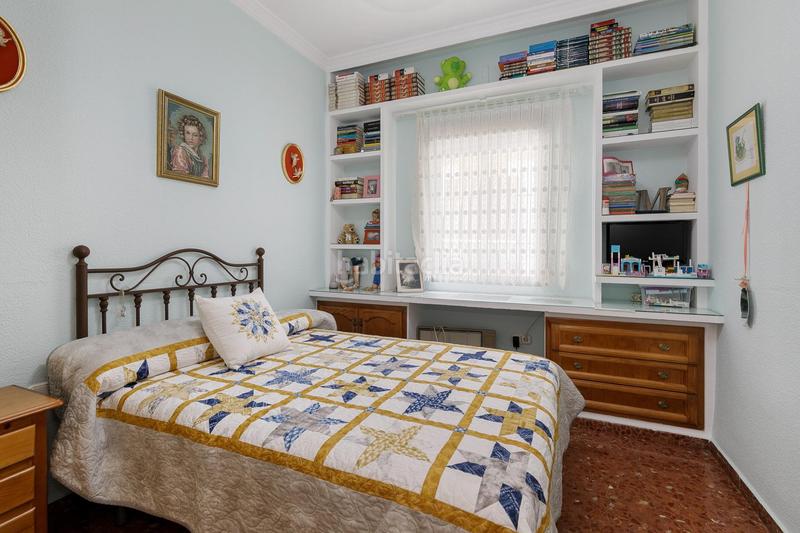 Foto f4c485b6-c8c3-49dc-85b6-dfa184dfc15b. Casa adosada tu nuevo hogar y tu futuro negocio te esperan en el centro en Maracena