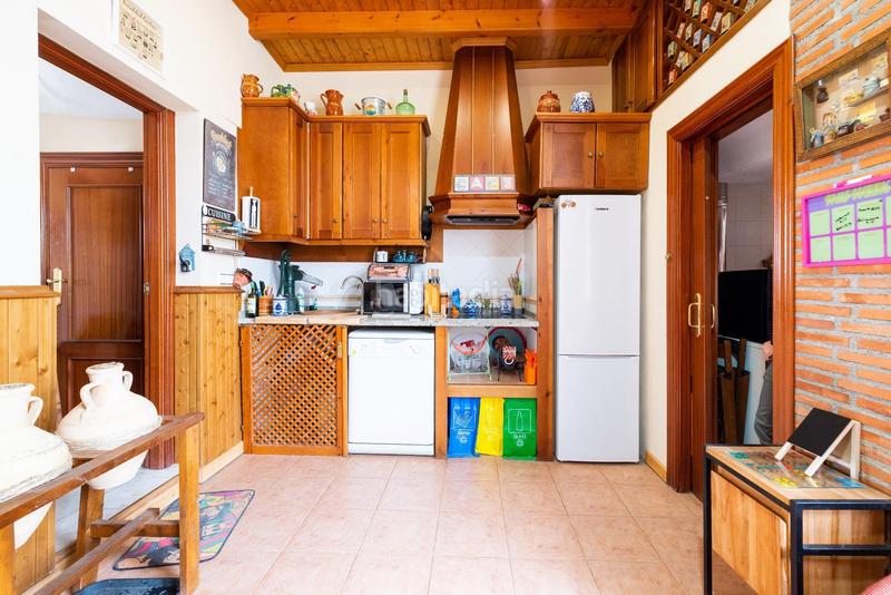 Foto 5f0eb3b3-f986-4ada-9e27-828cdf3e93a2. Casa adosada en calle alhambra 41 en Fuente Vaqueros