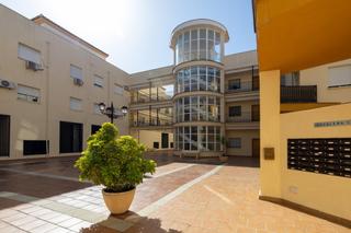 Planta baixa  Calle  isla. Piso en planta baja con entrada independiente, garaje y trastero