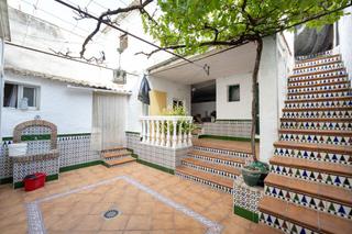 Casa en llora. 3 plantas, 3 dormitorios, amplio patio y mucho ms... por menos
