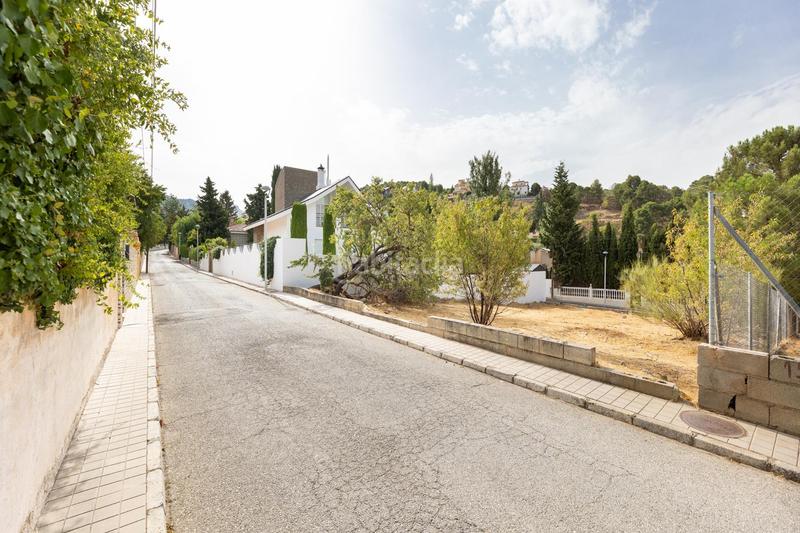 Foto 97e8a86e-16ce-44dd-b46e-71e34b051f7c. Terreno residencial en calle calle del cerrillo redondo magnífico solar en Cumbres Verdes en Zubia (La)