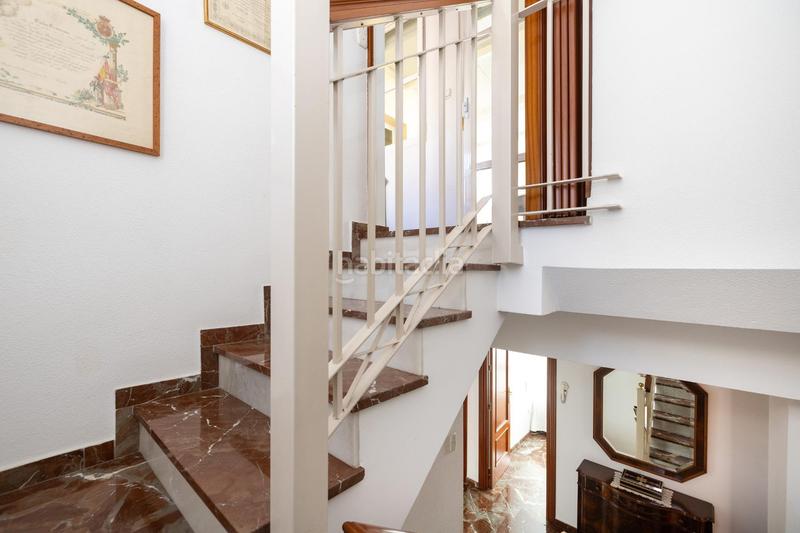 Foto 0dffeaab-d17e-49c7-815a-255643fdc44b. Casa adosada espectacular casa ubicada en el exclusivo barrio de albayda, diseñada con una distribución funcional en Granada