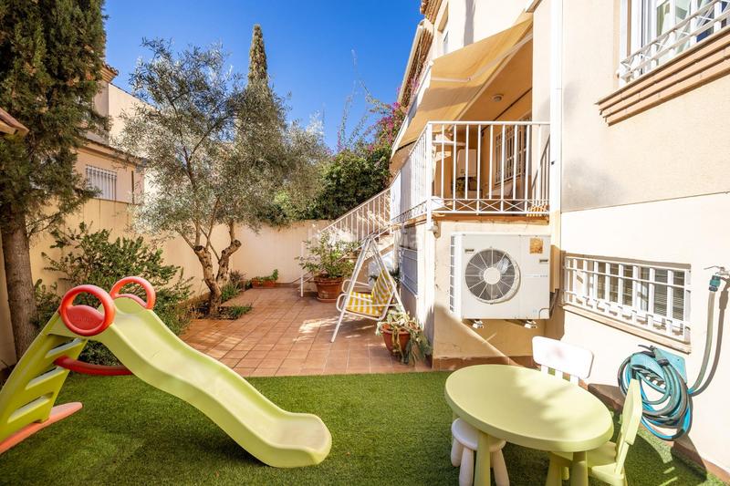 Foto 2a36ebd6-a001-49d5-9242-7fc93d8bb2a2. Casa adosada espectacular casa ubicada en el exclusivo barrio de albayda, diseñada con una distribución funcional en Granada