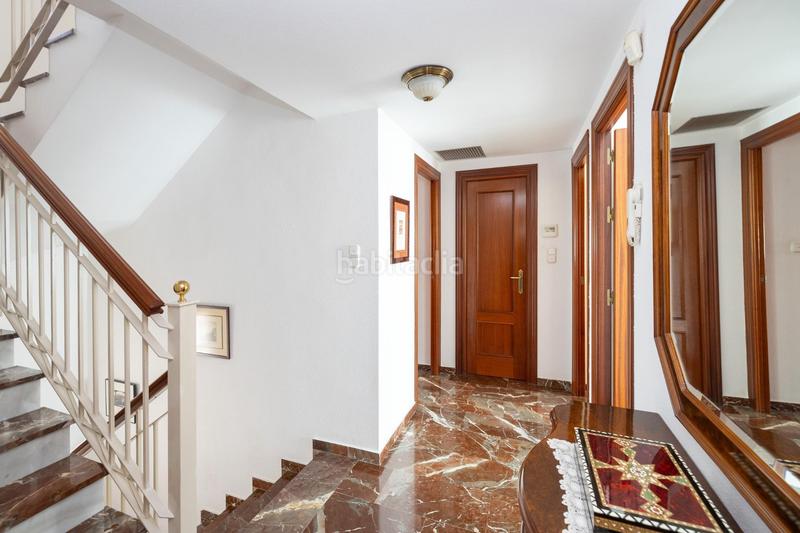 Foto 526df776-7d1d-4c94-b70c-562eb4597979. Casa adosada espectacular casa ubicada en el exclusivo barrio de albayda, diseñada con una distribución funcional en Granada