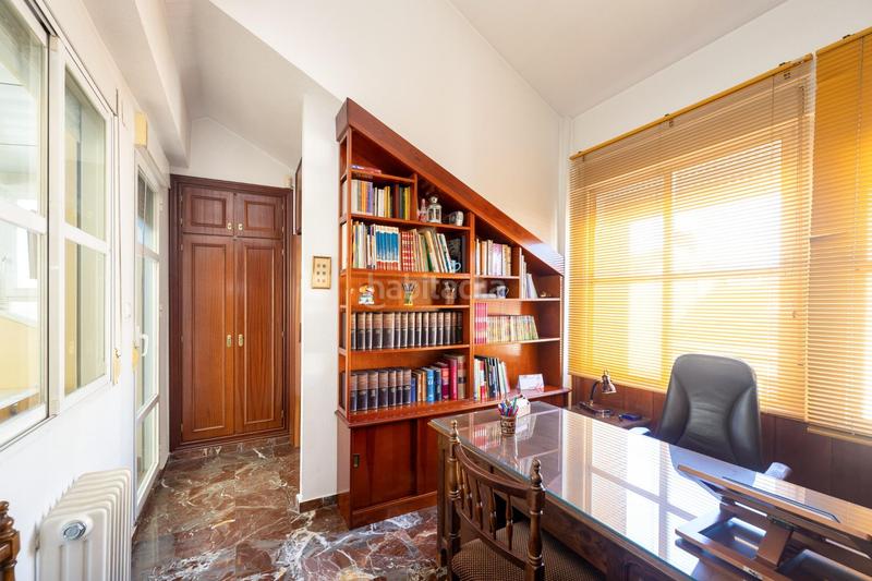 Foto ebc4f724-6096-42b8-b33d-d90d0d4667dd. Casa adosada espectacular casa ubicada en el exclusivo barrio de albayda, diseñada con una distribución funcional en Granada