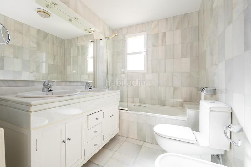 Foto ef42eff0-563e-4a54-9fd3-244d59321032. Casa adosada espectacular casa ubicada en el exclusivo barrio de albayda, diseñada con una distribución funcional en Granada
