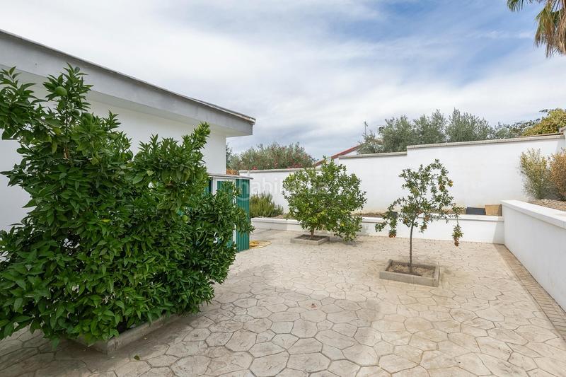 Foto 14217f5e-d62c-488b-87ae-689f52f6c75a. Chalet  moderno y acogedor con piscina en una sola planta en Cúllar Vega