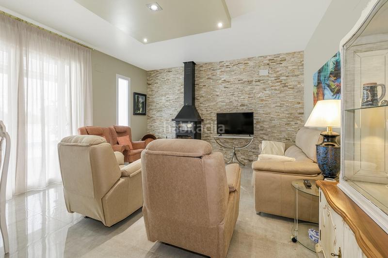 Foto b817585c-a1bf-48e7-af81-6b3ca6c27a34. Chalet  moderno y acogedor con piscina en una sola planta en Cúllar Vega