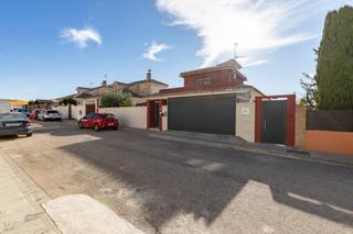 Xalet a Urbanizaciones. Exclusiva villa con energía solar, apartamentos turísticos y pis