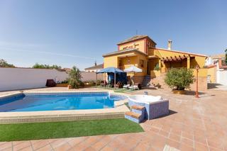 Xalet a Albolote. Chalet exclusivo con piscina y jardín en urbanización pretel en
