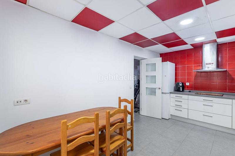 Foto 1833e0e3-d7af-4b55-8b61-2ca88ecf284c. Casa adossada amb aparcament a Peligros