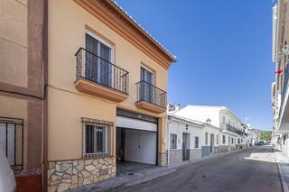 Casa a Arenas del Rey. Gr3924 jatar  casa con 3 dormitorios, 2 baños, garaje y patio.