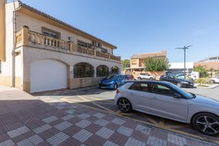 Casa a Las Tres Cruces. Casa en armilla con terraza, patio y amplia cochera