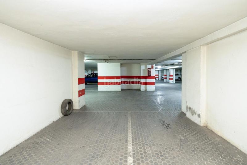 Foto f8db20cd-dfcd-4ff5-be82-26249b3b02c2. Aparcament cotxe a calle pedro antonio de alarcon 60 a Granada