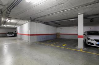 Autoparkplatz in Paseo paseo de la bomba, 13 13. Espaciosa plaza de garaje en el paseo del salón