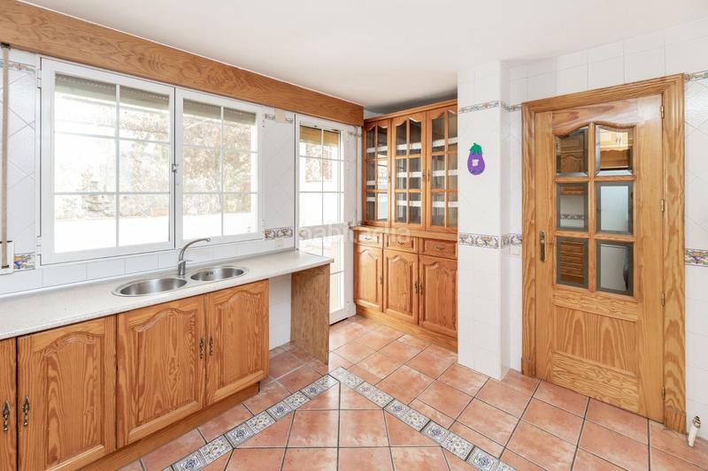 Foto f67585f3-48c7-4962-8d90-ff695dc007bf. Casa aparellada amb aparcament a Alfacar