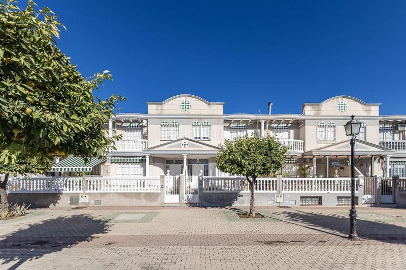 Foto df6eb51f-18c1-4fdf-a5e4-82ef1f4ef9a7. Casa amb aparcament a Cúllar Vega