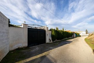 Bauernhof  Camino de las tinajas. Parcela urbanizable con casa y piscina en maracena