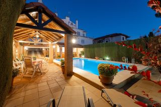 Casa a schiera in Peligros. Vivienda pareada en monteluz