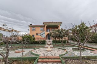Casa  Avenida molino alto. Chalet con piscina y gran parcela en la urbanización molino alto
