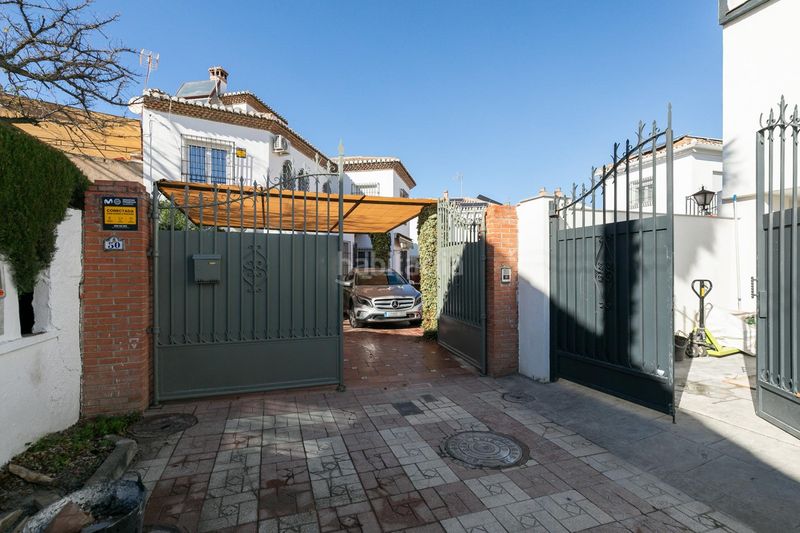 Foto fcc99808-cc5d-4389-8f76-4669b70908f9. Chalet  independiente con jardín y piscina vistas a sierra nevada en Granada