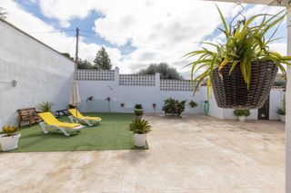 Chalet en Villa de Otura. Chalet con gran patio, chimenea y distribución independiente en