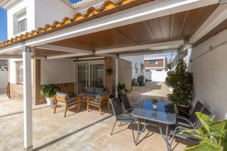 Xalet a Villa de Otura. Chalet con gran patio, chimenea y distribución independiente en