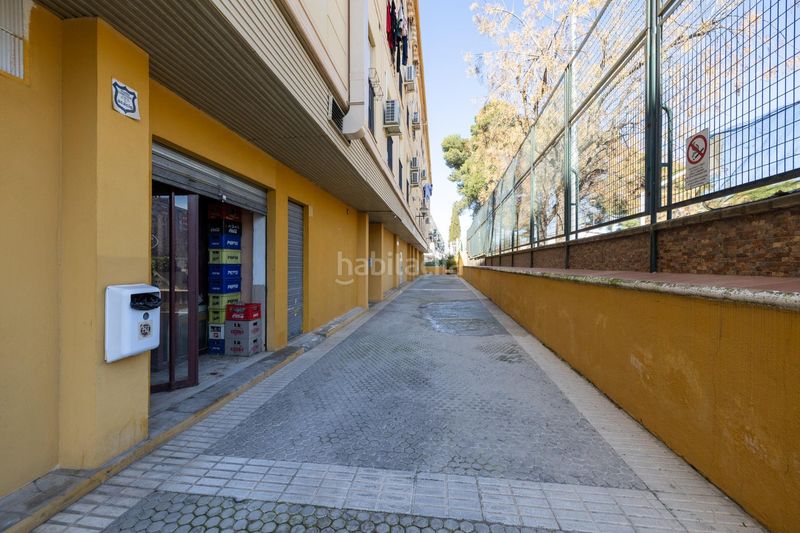 Foto c791cb25-e0fa-4c1b-85ae-a721ab744584. Local comercial en avenida avenida juan pablo ii 92 se vende local comercial frente estacion de autobuses en Granada