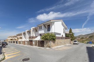 Doppelhaus in Barrio de la Vega. Pareada en esquina en barrio monachil. placas solares.