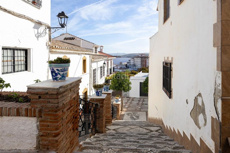 Foto f583c415-d19e-4ae4-87ff-b4c105c34e2d. Casa adossada a Loja