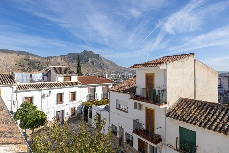 Foto ff307883-2e4d-4154-bf40-8ad5b2dfa747. Casa adossada a Loja