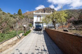 Chalet in Güéjar Sierra. Dos viviendas en la misma finca en güéjar sierra