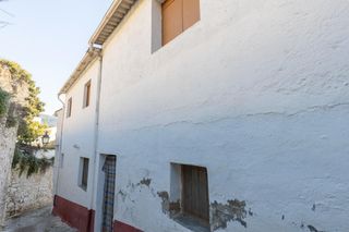 Casa in Albuñuelas. Casa para reformar centro albuñuelas 3 viviendas en una