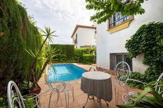 Casa aparellada a La Zubia Ciudad. Casa pareada con piscina en la zubia  3 dormitorios, amplia y lu