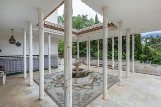 Chalet in Barrio de la Vega. Chalet independiente con 2.000 m2 de parcela y gran potencial en