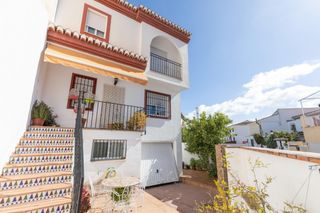 Casa aparellada  Calle de fátima. Estupenda casa pareada con piscina en híjar