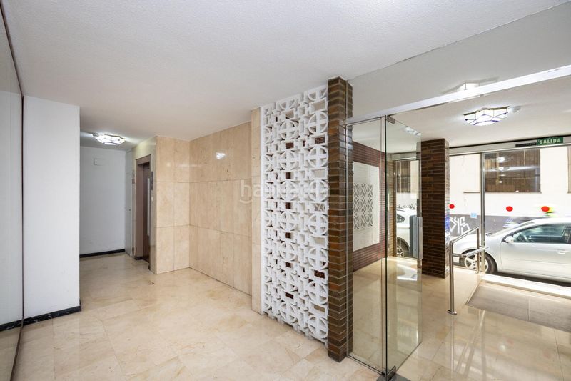 Foto e21fc447-9381-4382-b4e2-8aa4484a641f. Piso en calle acera de canasteros 16 piso exterior en acera de canasteros, junto a constitución y fuentenueva. en Granada