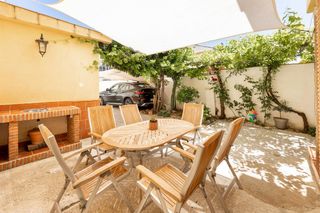 Semi detached house in Calle jose riquelme 14. Unifamiliar en la zubia