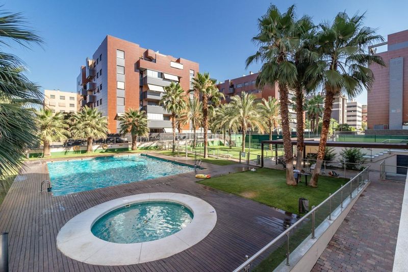 Foto 1be9b1a2-6e9c-4403-895f-2536e6f2a339. Pis amb piscina a Parque Lagos Granada