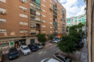 Flat in Cervantes. Piso de 3 dormitorios y terraza en zona poeta manuel de gongora