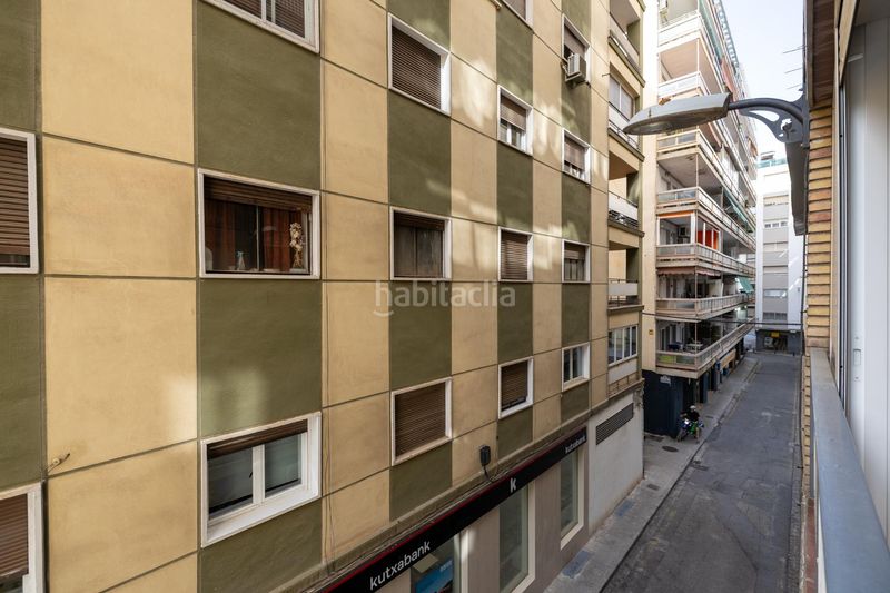 Foto df465bfa-7437-4f29-9926-702e7f453e3e. Piso gran piso en Camino de Ronda junto a calle recogidas con 212m2 construidos , 5 dorm, dos baños, edificio señorial en Granada