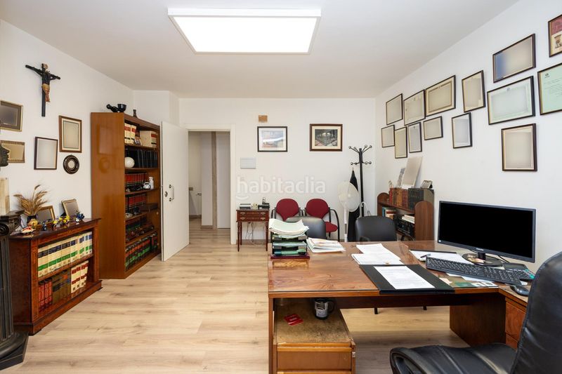 Foto ea866e72-303a-4181-a1ba-132c13c27d1f. Piso gran piso en Camino de Ronda junto a calle recogidas con 212m2 construidos , 5 dorm, dos baños, edificio señorial en Granada