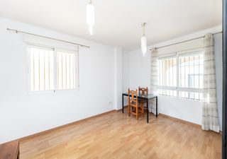 Planta baixa a Poniente. Piso de 1 dormitorio con plaza de garaje a pie de metro!