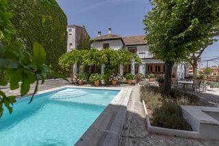 Chalet à Residencial Triana - Barrio Alto. Chalet exclusivo con piscina y parcela de 1.650 m2 con gran pote