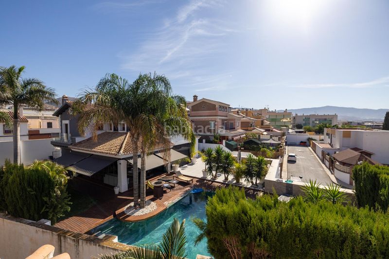 Foto 02729c64-576d-4601-b211-8fce1195ac2a. Casa adosada espectacular vivienda pareada con jardín, terraza 360º y garaje en zona residencial céntrica en Motril