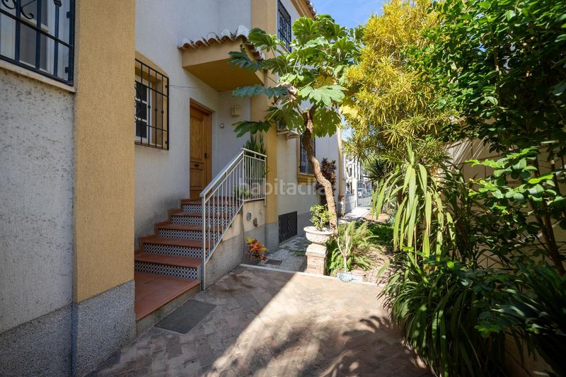 Foto 09e3a94d-a9f2-4a60-90db-3f713852b20d. Casa adosada espectacular vivienda pareada con jardín, terraza 360º y garaje en zona residencial céntrica en Motril