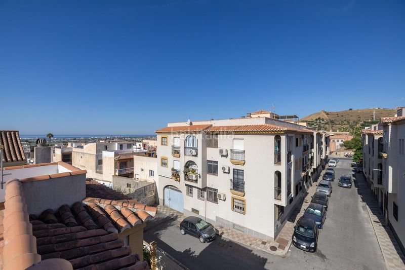 Foto 42ebf70c-cb8c-4aea-ad37-44ba5a30b320. Casa adosada espectacular vivienda pareada con jardín, terraza 360º y garaje en zona residencial céntrica en Motril