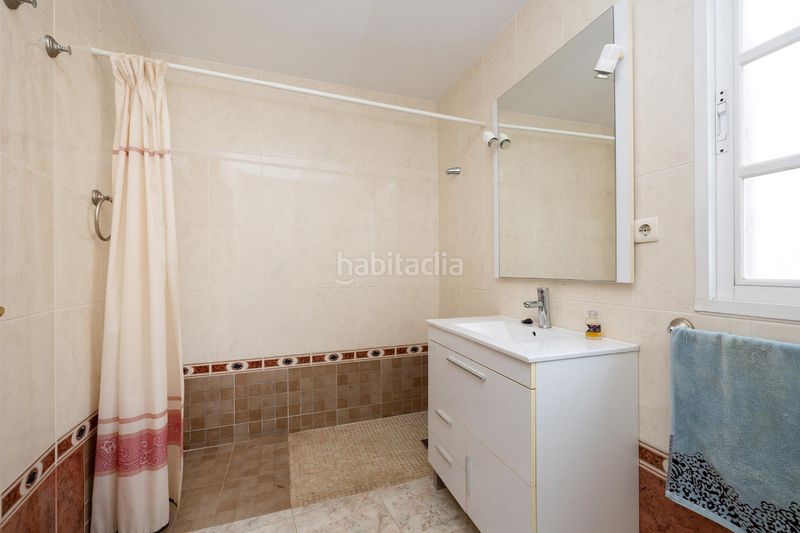Foto 54d8a41e-3f69-4cc3-86e6-d083768e46f9. Casa adosada espectacular vivienda pareada con jardín, terraza 360º y garaje en zona residencial céntrica en Motril