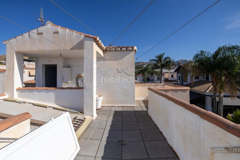 Foto 9887a522-b135-47c0-9fa2-017f119651e1. Casa adosada espectacular vivienda pareada con jardín, terraza 360º y garaje en zona residencial céntrica en Motril